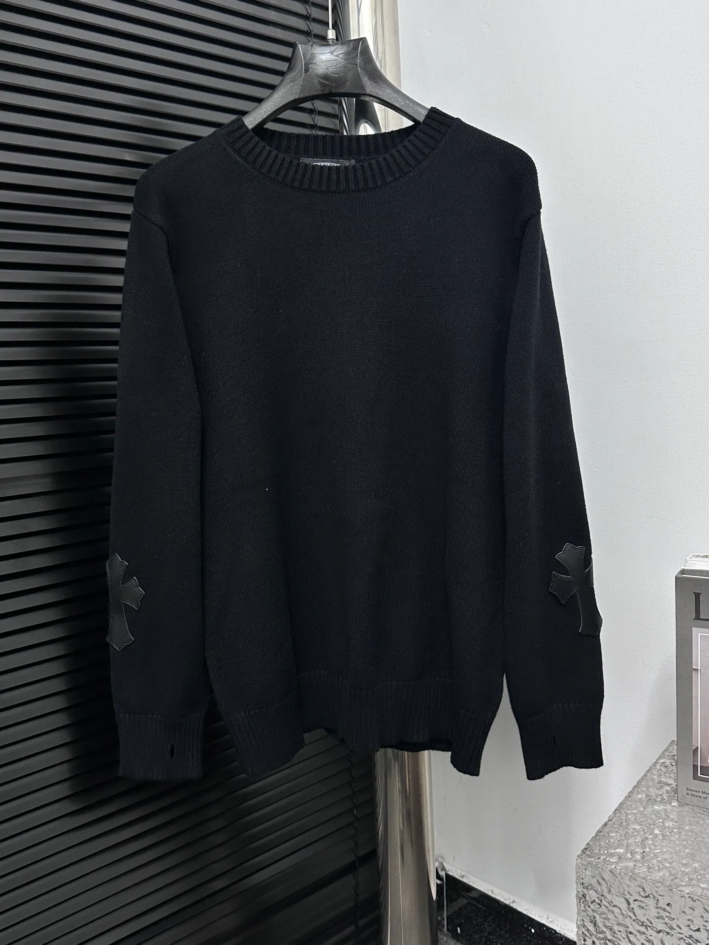 P250 [Chrome Hearts] Chrome Hearts' new cross-knitted jacquard appliquéd round-neck sweater. Contains 20% wool. The item is made of custom-dyed and custom-spun yarn, purchased from the original version. A full set of customized accessories. Details determine success or failure. A new model for autumn and winter. It is soft and delicate and does not tie the body. The upper body effect is very nice. Loose fit. Same style for men and women. Color: White Black Size: S-L